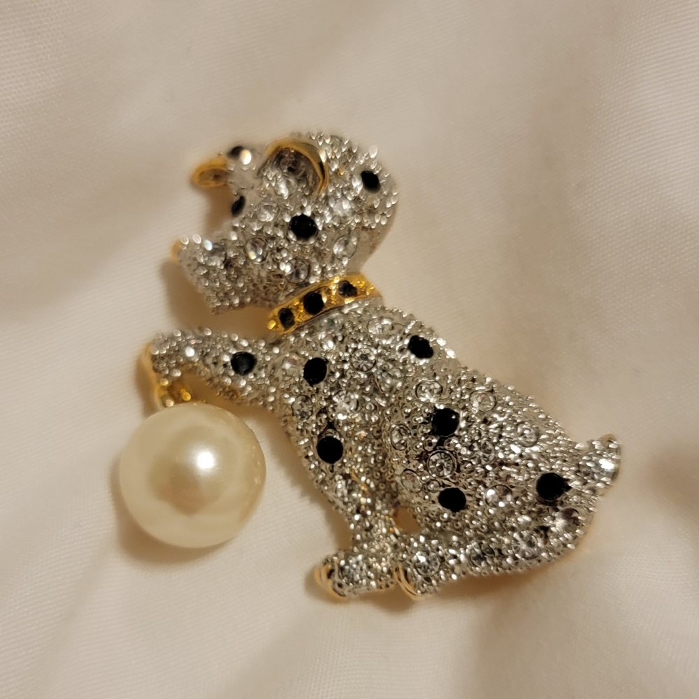 Dalmatian Pin/Brooch with Pearl